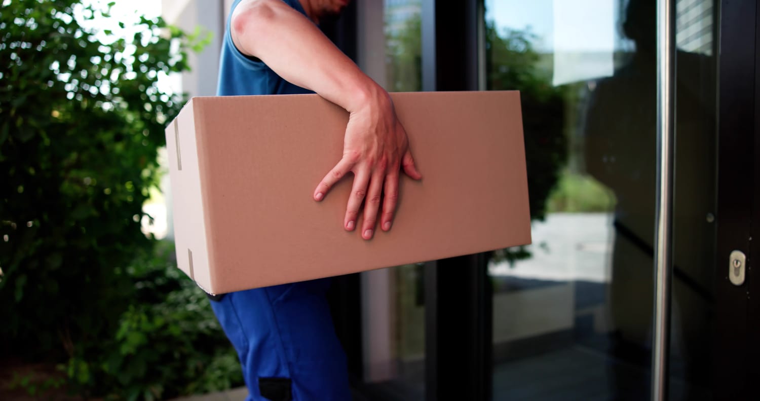 Kurier liefert ein Paket an die Haustür